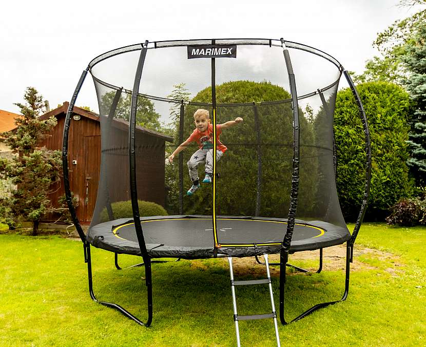 Dítě skákající na trampolíne