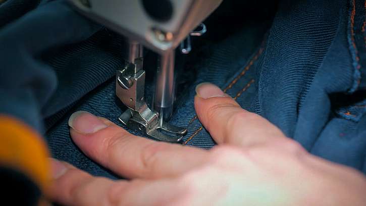 Zašívání poškozeného oděvu na šicím stroji