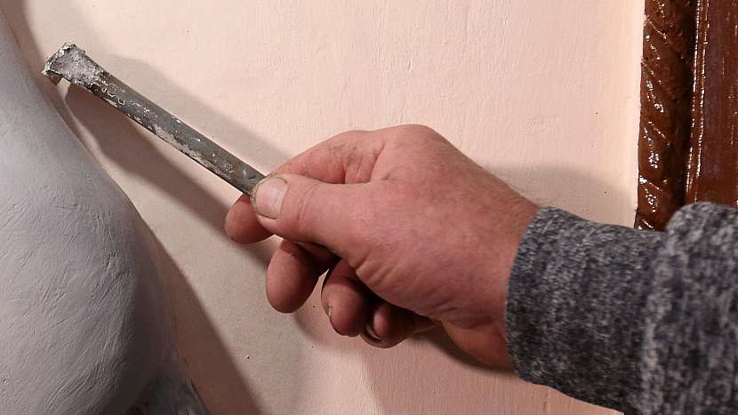 Freska z betonu: motiv se musí pomocí různých speciálních nástrojů jemně opracovat