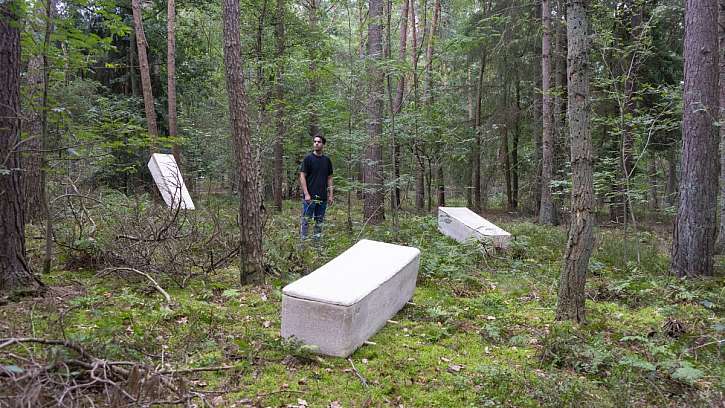 Nizozemský výzkumník a designér navrhl rakev, která za pomoci podhoubí dokáže efektivně a v relativně krátké době rozložit lidské tělo a přeměnit ho na životadárný kompost.