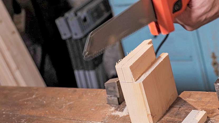 Odstraňovaný materiál je po obou stranách dřevěného dílku