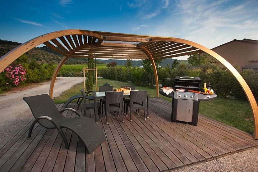 Nádherná, atypická pergola s grilem