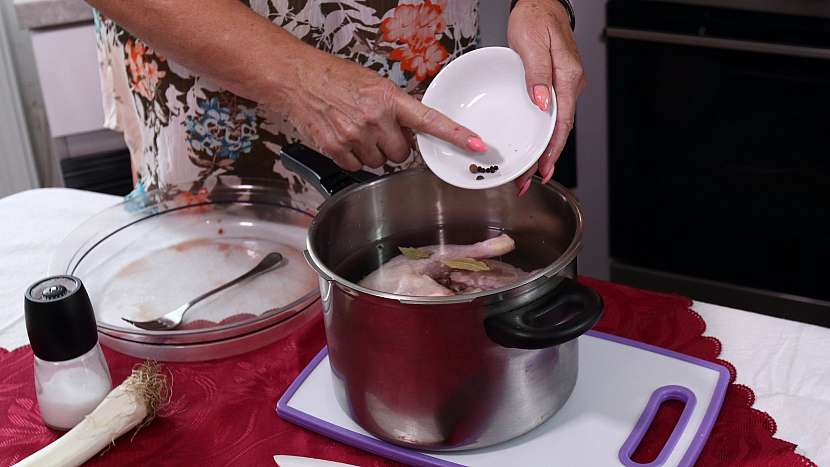 Recept na kuřecí salát: uvaříme kuřecí maso