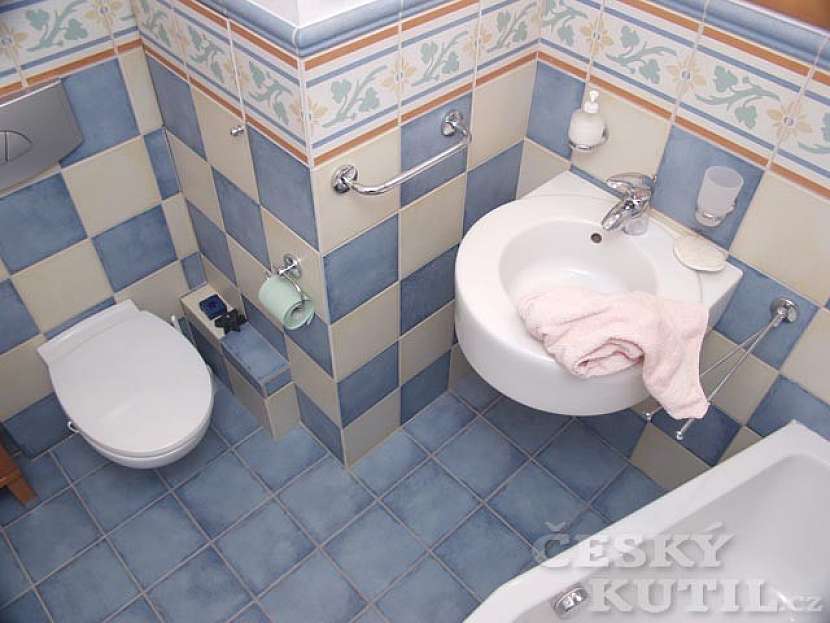 Modrobílá šachovnice v koupelně
