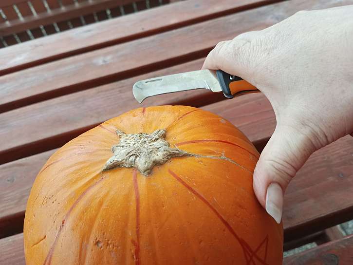 Malým nožem se zahnutou špičkou naříznete snadno a bezpečně vršek dýně