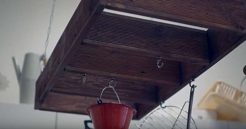 Kuchyňský dřevěný věšák: přišroubujte háčky
