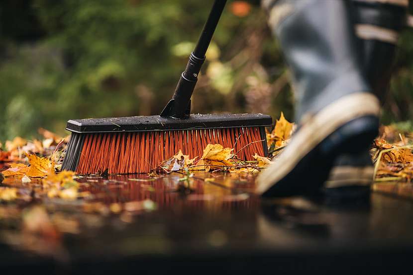 Fiskars_Garden_Action_All_Purpose_Yard_Broom_L_1025926