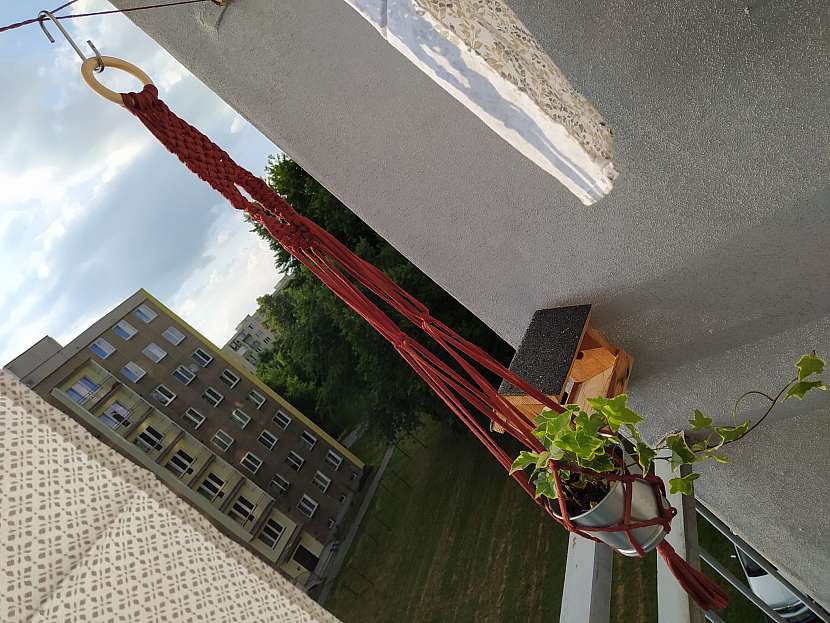 Macramé držák na květinu zavěšený na balkoně