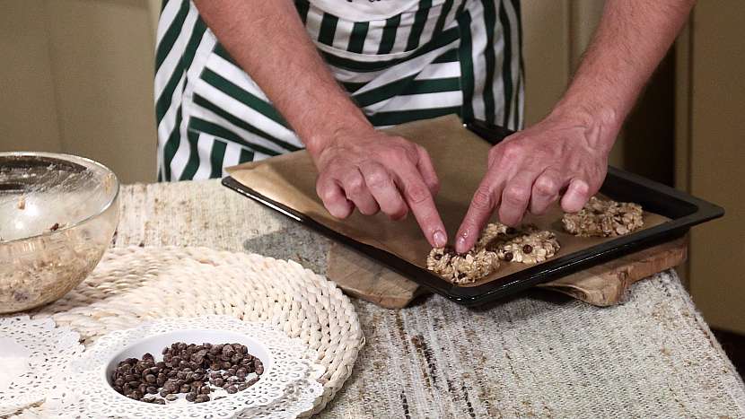 Recept na banánové sušenky s čokoládou: na plechu vytvarujte placičky