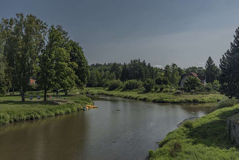 Podél Vltavy ale nemusíte jen šlapat do pedálů, můžete se po ní i projet lodí