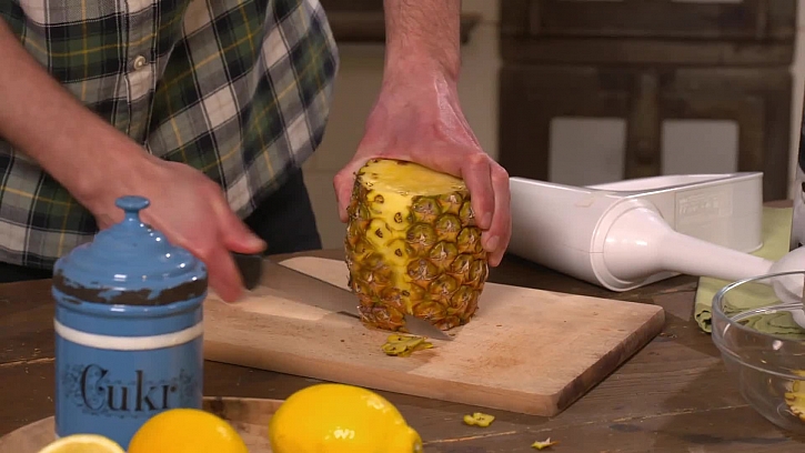 Čištění ananasu 