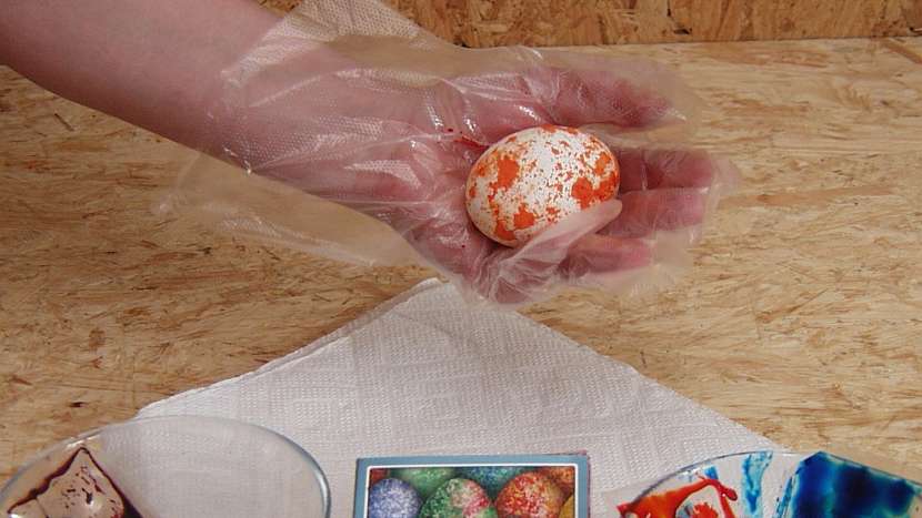 Mramorované kraslice: nakapejte další odstín a postup zopakujte