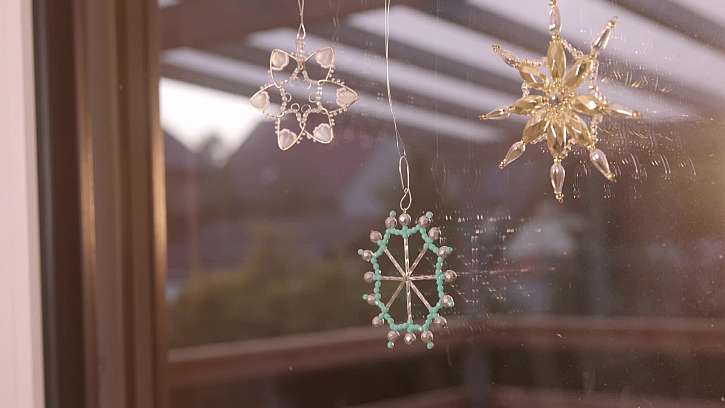 Vánoční ozdoby ze skleněných tyčinek a perel.