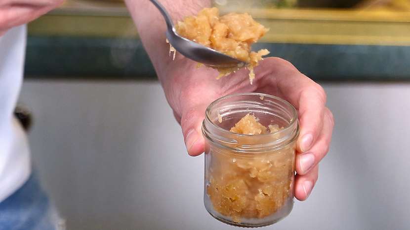 Cibulová marmeláda: uvařenou marmeládu napěchujeme do skleniček