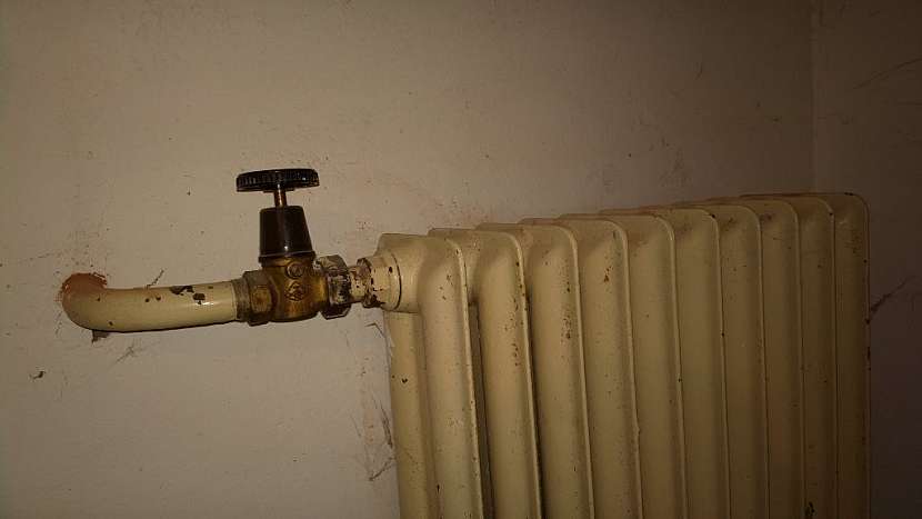 Topná tělesa neosazená termostatickými ventily