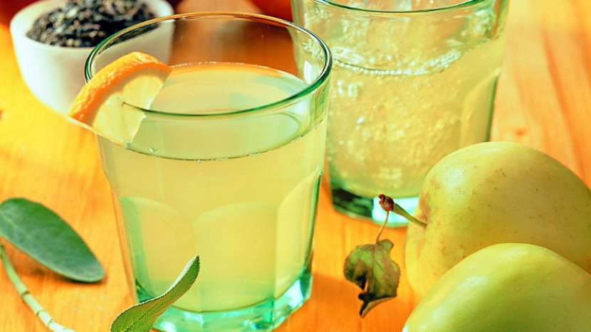Domácí jablečný sirup s šalvějí a zeleným čajem
