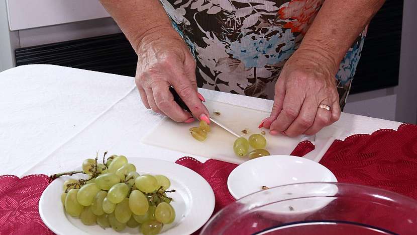 Recept na kuřecí salát: zeleninu a ovoce nakrájíme