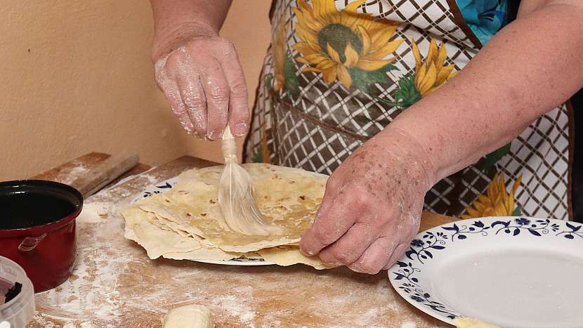 Bramborové placky neboli laty: opečené placky omastíme