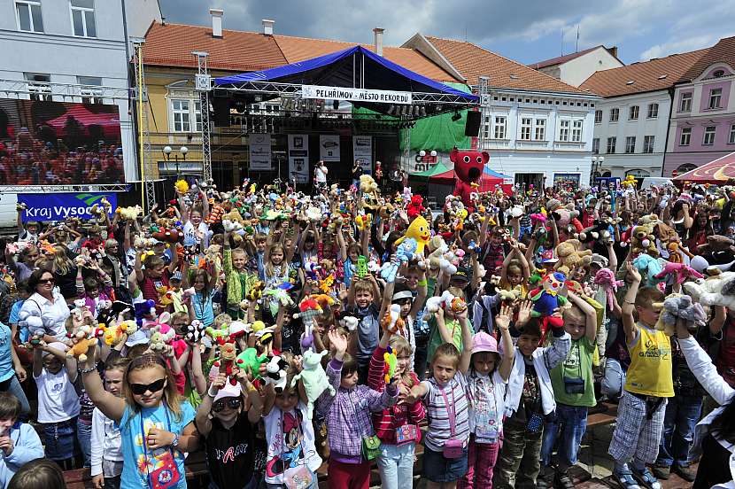 1628 plyšáků a největší medvídek KUKY na pódiu - třímetrový