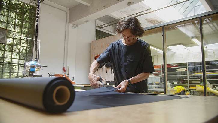 Řemeslník – brašnář, musí při výrobě batohů vynaložit velký podíl ruční práce