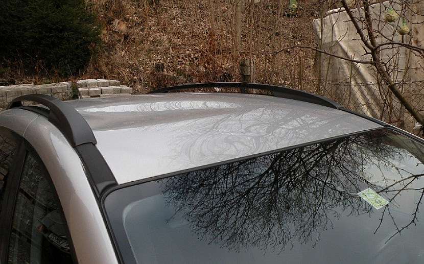 Typickými škodami, které řeší vlastníci nemovitostí, je pád ledu a sněhu na na ulici zaparkované auto. Škody jdou do desítek tisíc.
