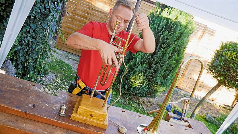 Kabel musíme protáhnout středovou i horní částí trombonu