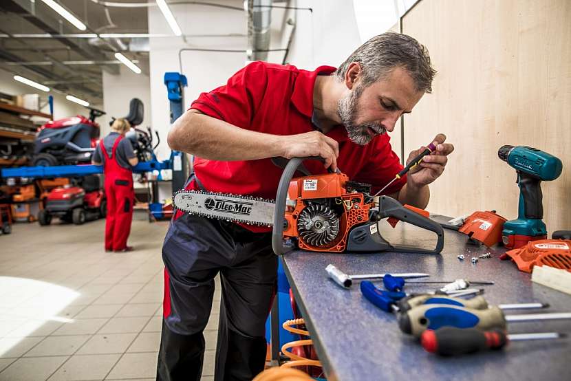 Posezónní servis zahradní techniky ušetří peníze