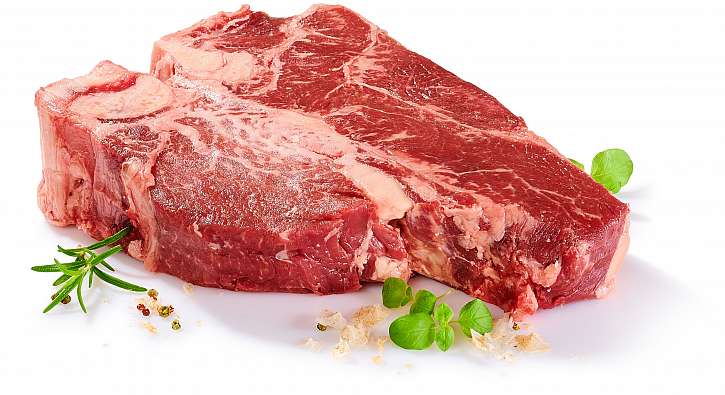T- bone steak je maso částečně z nízkého roštěnce a částečně ze svíčkové