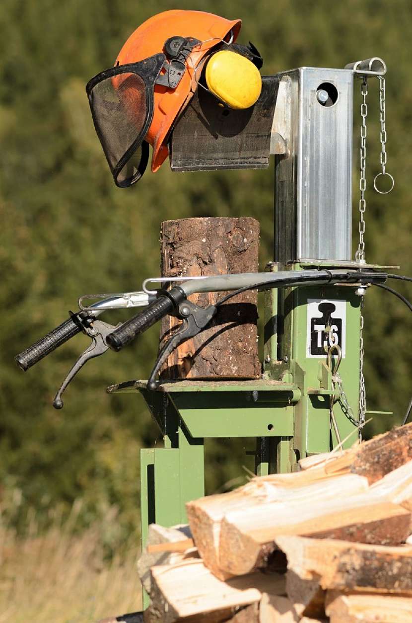 Při štípání je třeba nezapomínat na ochranu zdraví při práci