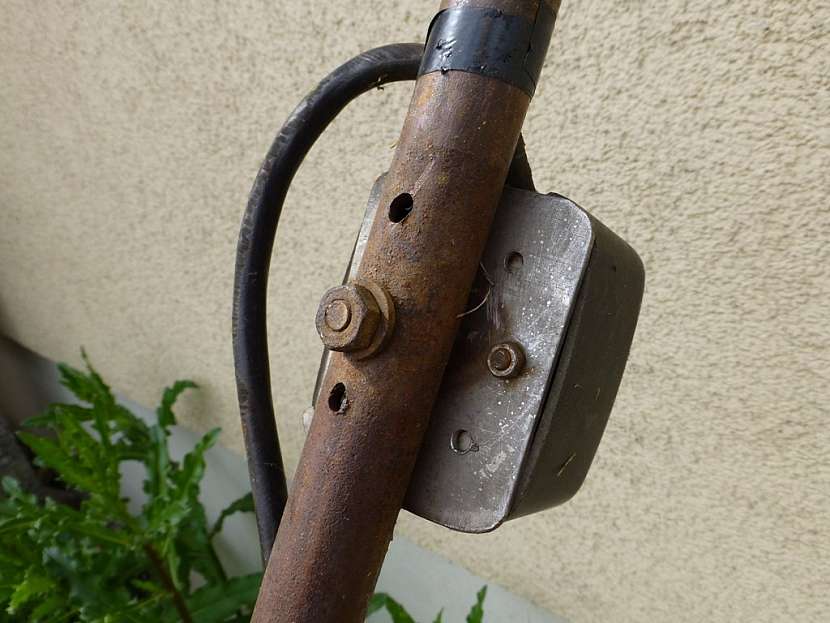 Sekačku z minulého století tahem zapni, stiskem vypni