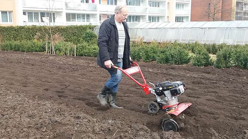 Příprava půdy nářadím s aktivními noži