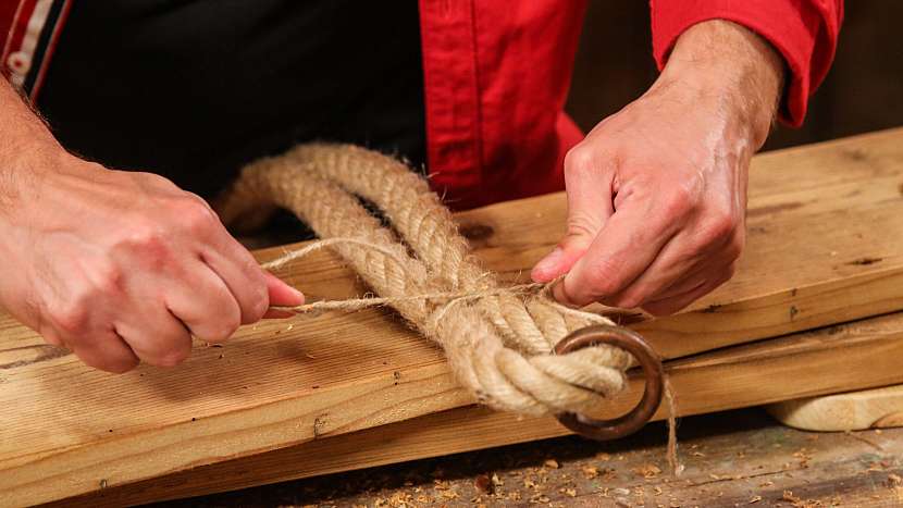 DIY policová sestava bez hřebíků: na přehnuté lano navlékneme kroužek