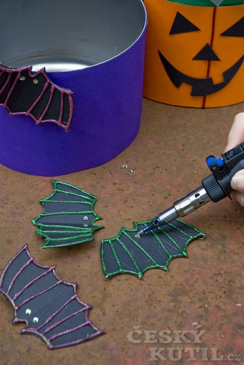 Výroba maškarních či halloweenských masek z novin