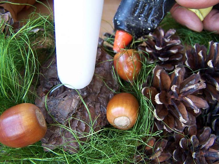 Výroba adventního věnce z přírodních materiálů