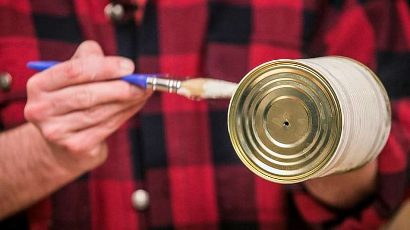Stylový držák na ručníky: plechovky očistíme, dna provrtáme a natřeme je