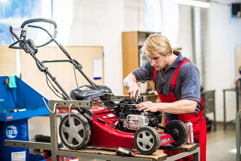 Posezónní servis zahradní techniky ušetří peníze