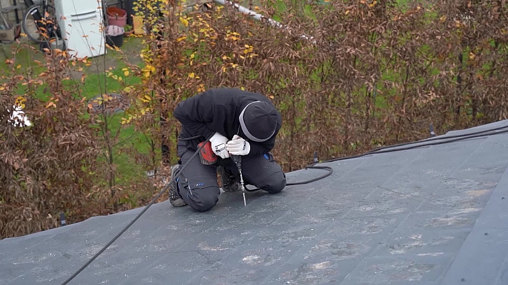 Proběhla montáž fotovoltaických panelů na střechu