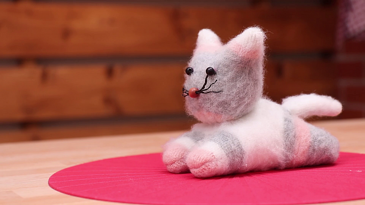 Ušijte si nenáročného mazlíčka, koťátko z ponožek (Zdroj: Prima DOMA MEDIA, s.r.o.)