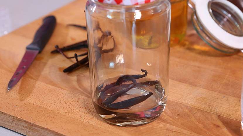 DIY domácí parfém: vanilku necháme 3 dny vyluhovat