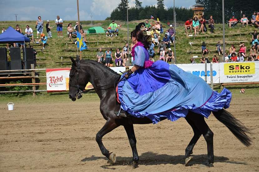 Velký průvod koní, strhující westernové závody na Šiklově mlýně
