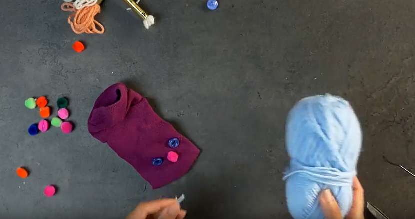 Maňásek z ponožky: našijte oči a nos