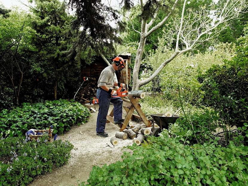 Při práci s řeznými nástroji vždy myslete na bezpečnost aneb Ochranné pomůcky Husqvarna