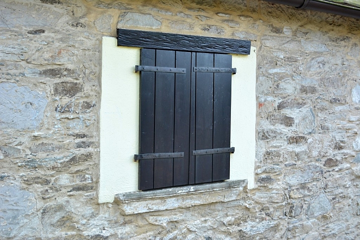 Okenice jsou ideálním prostředkem k zabezpečení zvlášť přízemních prostor chalupy.