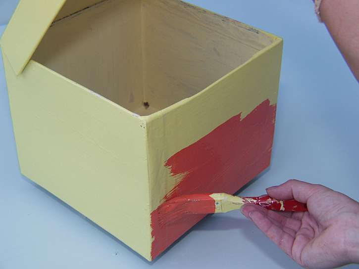 Krabičku natřete základní barvou