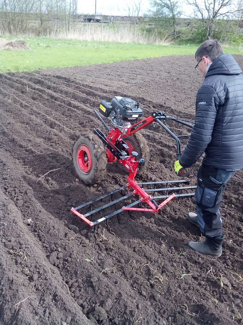 Příprava půdy pasivním nářadím – brány