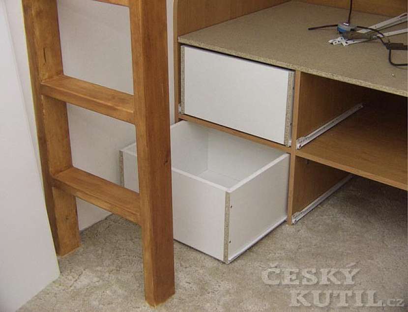 Postel pod patro v úzké místnosti