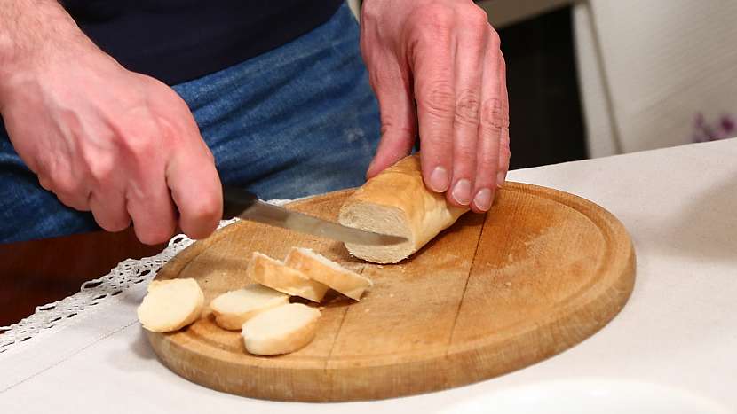 Recept na zadělávané knedlíčky s knedlíčky: nakrájíme rohlíky na knedlíčky