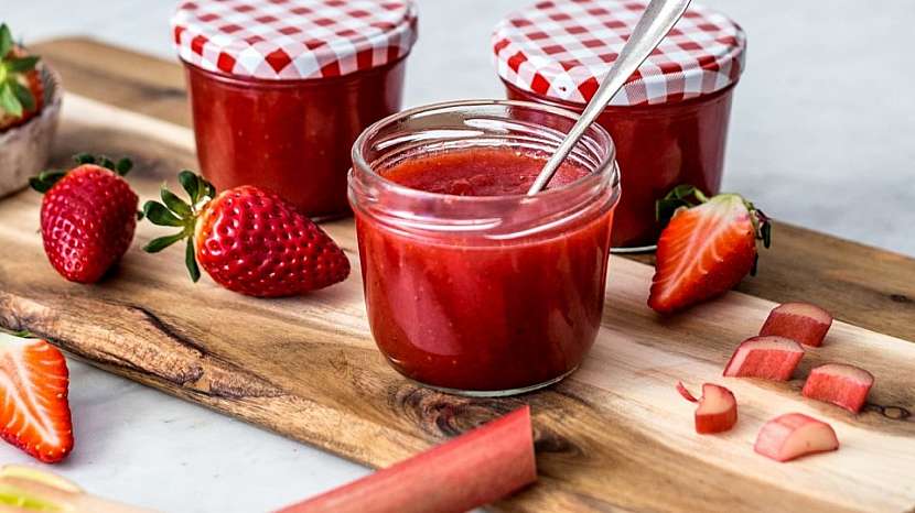 Domácí jahodová marmeláda s rebarborou