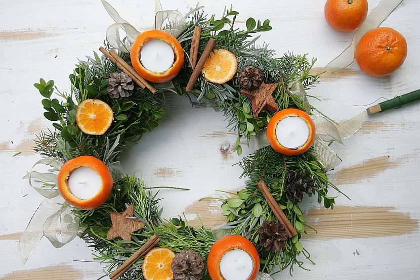 Výroba přírodního adventního věnce s mandarinkami