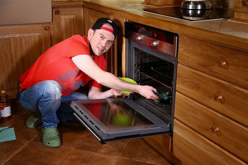Domácí pasta na čištění trouby: pastu naneste a nechte působit